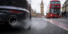 Emissioni auto, Londra chiede un miliardo di sterline a Stellantis, Bmw, Nissan e Jaguar Land Rover
