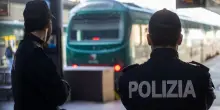 Dimentica lo zaino e prova a risalire sul treno: resta incastrato tra le porte a Milano Bovisa, gravissimo un 74enne