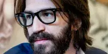 Leonardo Maria Del Vecchio riconsegna la figlia alla madre: l&rsquo;incontro &egrave; avvenuto a Porto Cervo. L&rsquo;imprenditore rispetta il provvedimento del tribunale civile di Milano dopo settimane di tensioni