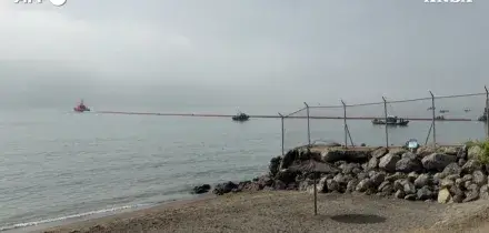A Ceuta vengono installate le barriere galleggianti anti-migranti. E i cittadini erigono barricate &ndash; Video
