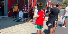 Il piccolo altare laico per Franco Baresi: l&rsquo;affetto dei tifosi con foto, rose, disegni, palloncini. &ldquo;6 per sempre con noi&rdquo;