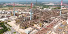 Ex Ilva, a Taranto lettera di licenziamento per 2500 lavoratori dell&rsquo;indotto. I sindacati: &ldquo;Rischio bomba sociale&rdquo;. E chiedono aiuto al governo (che a distanza di 100km festeggia la sua longevit&agrave;)