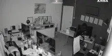 Terremoto ai Campi Flegrei: il momento della scossa ripreso dalle telecamere di sorveglianza