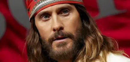 &ldquo;Mi ha bloccata in auto dopo il mio rifiuto. Due mesi dopo mi ha mandato un selfie semi-nudo a notte fonda, bombardandomi di messaggi&rdquo;: una barista accusa Jared Leto