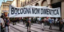 Strage di Bologna, il corteo per l&rsquo;anniversario: ci sono i familiari di Fakir. Mattarella: &ldquo;Neofascisti volevano distruggere la democrazia&rdquo;