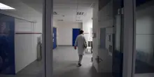 Napoli, medico preso a pugni dal marito di una paziente incinta: arrestato 26enne