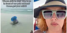 Filma un bambino mentre gioca in mare vicino al suo lettino a pagamento, lo sfogo sui social: &ldquo;Perch&eacute; si trova qui? L&rsquo;Oceano &egrave; una macchina che affoga i bambini, ma ai genitori non frega pi&ugrave; niente&rdquo;