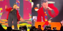 Si strozza con l&rsquo;acqua, il malore sul palco e poi lo scivolone: un tour movimentato per Harry Styles &ndash; VIDEO
