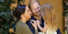 La maledizione del &ldquo;gene Windsor&rdquo; colpisce anche il duca di Sussex: Meghan festeggia la figlia Lilibet, ma la foto rivela un dettaglio su Harry
