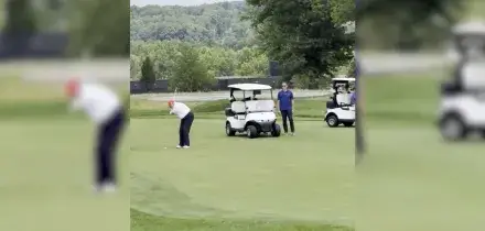 &ldquo;La pallina &egrave; telecomandata&rdquo;. Trump annuncia di aver vinto il torneo di golf, ma il video del colpo diventa virale