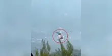 Scontro tra elicotteri in Grecia, ecco il video del pauroso incidente in volo: salvi gli equipaggi