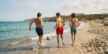 Donna di 70 anni colpita da una pallonata in spiaggia finisce all&rsquo;ospedale. L&rsquo;adolescente che giocava con gli amici: &ldquo;Sono minorenne, non potete farmi nulla&rdquo;. &Egrave; polemica