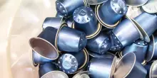 Cialde e capsule del caff&egrave;: dal 12 agosto si potranno buttare senza svuotarle. Cosa cambia per aziende e consumatori