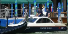 Venezia, coppia litiga sul vaporetto: un marinaio interviene per placare gli animi ma viene scaraventato in acqua