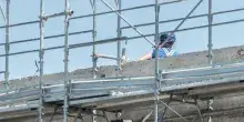 Operaio muore nel Bresciano mentre lavora in cantiere nelle ore pi&ugrave; calde: indagati i vertici dell&rsquo;impresa
