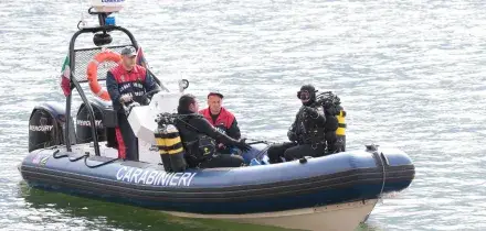 Ventiduenne si tuffa nel lago di Como e sparisce davanti agli amici: recuperato il corpo all&rsquo;alba dai sommozzatori