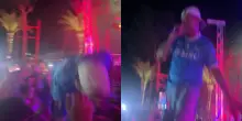 Clementino cade dal palco durante il suo concerto a Ischia: estate &lsquo;stregata&rsquo; per gli artisti dopo gli scivoloni di Noemi ed Harry Styles