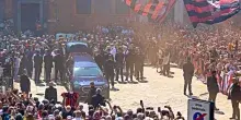 Addio a Baresi, sei ex compagni portano il feretro fuori dalla basilica: &ldquo;Sarai sempre con noi&rdquo;, &ldquo;C&rsquo;&egrave; solo il capitano&rdquo; &ndash; Video