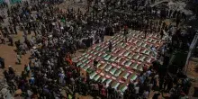 Gaza, quel funerale di popolo che ha dovuto aspettare 986 giorni
