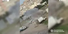 Ucraina, drone russo d&agrave; la caccia a un civile in un mercato a Kherson: l&rsquo;uomo si salva dall&rsquo;esplosione