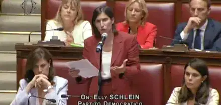 Delmastro, Schlein: &ldquo;Lui ha detto che non ha nulla da nascondere, perch&eacute; Meloni lo sta coprendo?&rdquo;