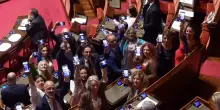 Caso Delmastro | &ldquo;Fuori le chat!&rdquo;: i parlamentari M5s alzano i cellulari per la protesta simultanea alla Camera e al Senato