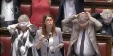 Caso Delmastro, i deputati di Verdi-Sinistra si bendano per protesta in Aula: &ldquo;Non potete coprire gli occhi agli italiani&rdquo;