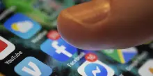 &ldquo;L&rsquo;accesso precoce a smartphone e social media peggiora il rendimento scolastico dei ragazzi. Con le continue notifiche, faticano a sviluppare forme di pensiero profondo&rdquo;: il nuovo studio