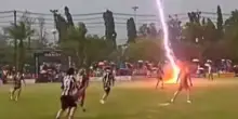 Morto Safwan Awae, calciatore di 24 anni: &egrave; stato colpito da un fulmine durante una partita. Altri 12 feriti: tutti ustionati