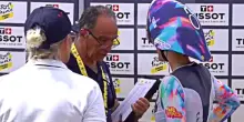 Tour de France femminile, scoppia il caso dei reggiseni &ldquo;imbottiti&rdquo;: un uomo li controlla prima della partenza, &egrave; polemica