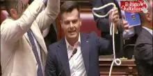 Il deputato vannacciano Ziello sventola un cappio a Montecitorio: &ldquo;E&rsquo; il riarmo di Safe che stringe il collo dell&rsquo;Italia&rdquo;