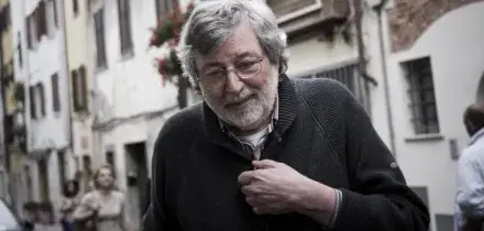 Morto Francesco Guccini: la voce che ha raccontato l&rsquo;Italia tra osterie, poesia e ribellione. Per oltre cinquant&rsquo;anni ha intrecciato musica, letteratura e impegno civile