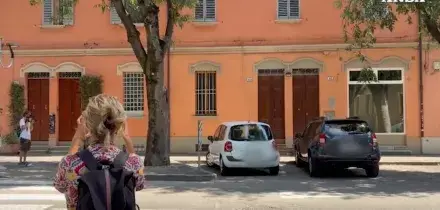 Le canzoni di Francesco Guccini a tutto volume in via Paolo Fabbri: il video da Bologna