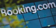 Agriturismo di Siena hackerato su Booking: 200 turisti truffati, i proprietari costretti a pagare commissioni su guadagni non registrati