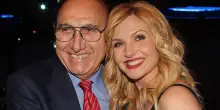 &ldquo;Ebbi un guaio con la tiroide e Pippo Baudo mi aiut&ograve;. Esco dalla sala operatoria e con mio marito c&rsquo;era lui &lsquo;Ho parlato con il professore, tutto bene&rsquo;, mi salut&ograve;, prese la macchina e ripart&igrave;&rdquo;: cos&igrave; Lorella Cuccarini