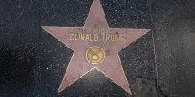 La stella di Donald Trump sulla celebre Hollywood Walk of Fame distrutta e vandalizzata per le proteste