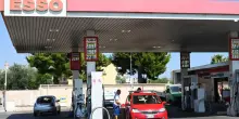 Carburanti, dopo il caro prezzi esplode il caso della benzina adulterata. Opposizioni e consumatori: &ldquo;Ora anche la beffa, il governo si svegli&rdquo;