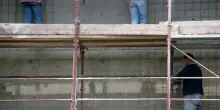 Muratore 35enne in Italia da 24 ore muore al primo giorno di lavoro in nero in un cantiere. Sei indagati per omissione di soccorso