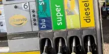 Un distributore di benzina su cinque irregolare a Roma dopo le segnalazioni di carburante annacquato: sequestrate oltre 10 tonnellate