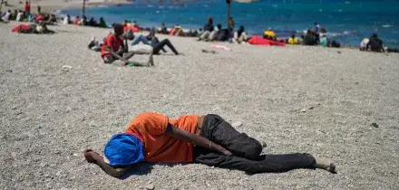 Ceuta, un migrante muore cadendo in acqua mentre cerca di superare il confine con il parapendio