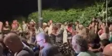 Guccini, il ritrovo spontaneo a Bologna: in centinaia cantano &ldquo;Autogrill&rdquo; in via Paolo Fabbri