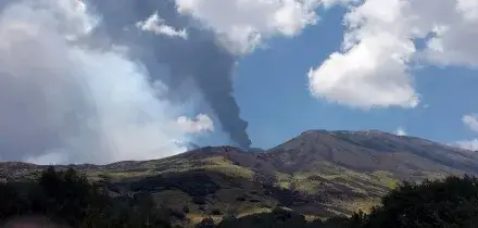 Etna, l&rsquo;Ingv: &ldquo;Nuova intensa attivit&agrave; esplosiva dal cratere Voragine&rdquo;