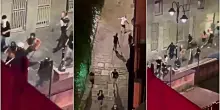 Spranghe, petardi e fumogeni: ultras incappucciati seminano il panico in centro, paura a Genova. Era una &ldquo;spedizione punitiva&rdquo; &ndash; Video