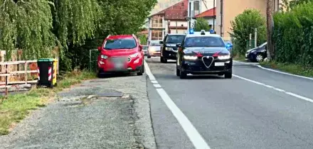 Travolge i ciclisti, fa retromarcia e li investe di nuovo: le immagini della strada dove tutto &egrave; successo