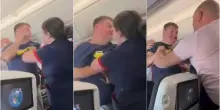 Ubriaco a bordo tenta di aggredire i passeggeri, assistente di volo lo affronta e riesce a bloccarlo: il video &egrave; virale