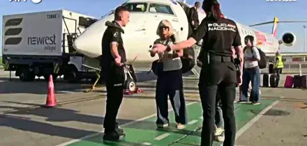 Spagna, le immagini dei passeggeri italiani controllati e identificati appena scesi dall&rsquo;aereo: ecco come funziona
