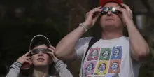 &ldquo;Anche pochi secondi senza protezione possono danneggiare la retina&rdquo;, precauzioni e rischi per osservare l&rsquo;eclissi del 12 agosto