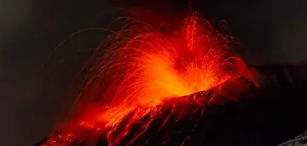 Continua la forte attivit&agrave; esplosiva dell&rsquo;Etna: nuova bocca eruttiva nella Valle del Bove. Aeroporto di Catania ancora in tilt