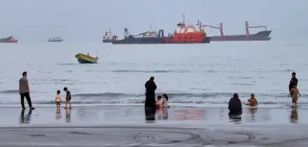 Elicottero Usa attacca un cargo nello Stretto di Hormuz. Missili Houthi contro un mercantile all&rsquo;imbocco del Mar Rosso: 4 morti