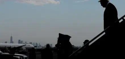 L&rsquo;Air Force One usato come esca e il carello del catering come nascondiglio: il piano di Trump per depistare il possibile attentato iraniano